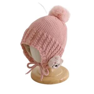 Cappello invernale rosa in maglia per neonati con paraorecchie, pompon e orsetto