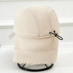 Détail du bonnet d'hiver en tissu beige coupe-vent avec cordon de serrage élastique réglable