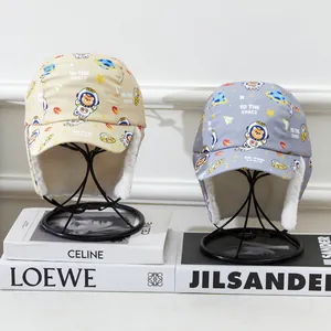 Wintermutsen voor kinderen met astronautenprint en fleecevoering in beige en grijs