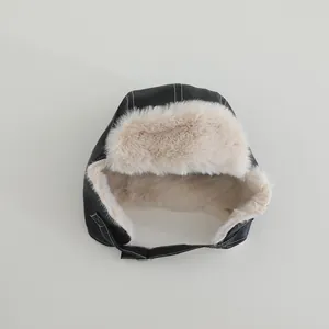 Detalle del gorro de aviador impermeable en cuero PU negro con forro de piel sintética