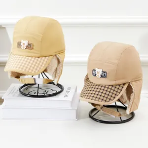 Bonnets d'hiver pour enfants en jaune et kaki avec doublure polaire et motifs d'ours