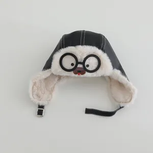 Detail der Fliegermütze für Kinder mit dickem weißem Kunstfellfutter für den Winter