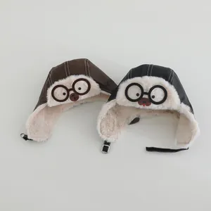 Detailansicht der Kinder Fliegermütze mit Plüschfutter und Cartoon-Brillen-Design
