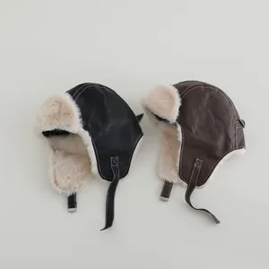 Detalle de gorros de aviador de invierno en cuero sintético con forro de piel cálida