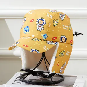 Detail van gele wintermuts met astronautenprint en zachte voering van imitatielamswol