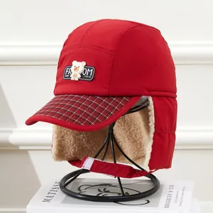 Chapeau d'hiver rouge pour enfants avec écusson ours et doublure polaire pour protection vent
