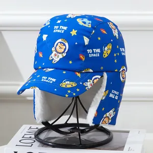 Detail van blauwe kindermuts met warme fleecevoering en ruimtevaartprints erop