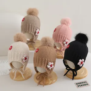 Bonnet En Tricot D'Hiver Pour Enfants Avec Protection Des Oreilles Pompon En Fourrure Et Pièce De Fleur Doublé De Polaire