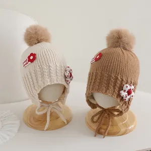 Bonnets tricotés enfants avec cache-oreilles, pompons et broderie Keep Smile, crème et brun