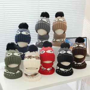Détail d'ensembles bonnet tricoté et cache-col pour enfants en huit coloris divers
