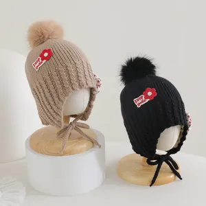 Bonnets tricotés pour enfants avec cache-oreilles, pompons et écusson Keep Smile