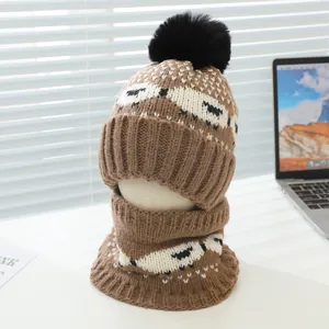 Détail de l'ensemble bonnet en tricot et cache-cou avec motif koala et pompon noir