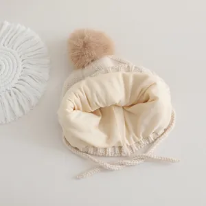 Détail de la doublure en peluche épaisse d'un bonnet d'hiver en tricot pour bébé