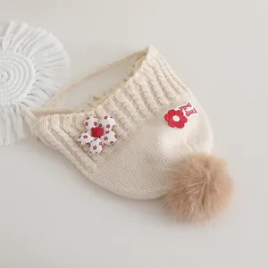 Bonnet tricoté bébé beige avec pompon marron et patch fleur brodé Keep Smile mignon