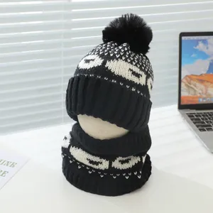 Détail de la texture tricotée de l'ensemble bonnet et écharpe d'hiver pour enfants