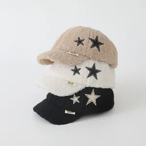 Cappellino da baseball in lana di agnello per bambini con stelle e caldo tessuto morbido