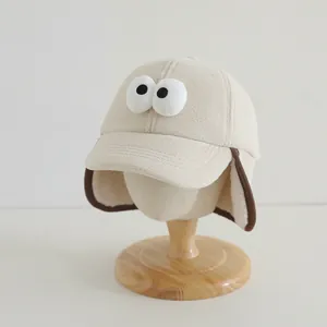 Detail van de wintermuts voor peuters van zachte teddyfleece met cartoon oogjes