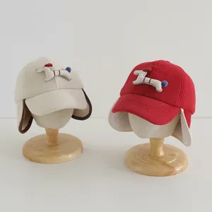Winterliche Hunde-Cartoon-Mütze für Kleinkinder mit Ohrenschutz in Beige und Rot