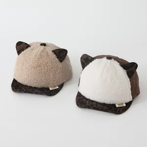 Détail du bonnet pour bébé avec oreilles de chat en polaire et motifs léopard