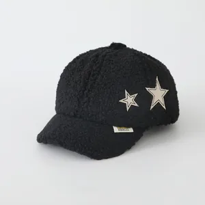 Dettaglio del cappellino da baseball nero in pile per neonati con stelle bianche