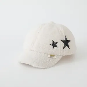 Dettaglio del cappellino in lana d'agnello bianco panna con toppe a forma di stella