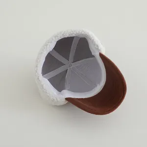 Detail van de warme lamswollen honkbalpet met grijze binnenvoering en nette naden