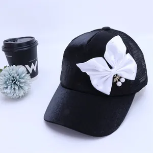 Detalle de gorra de malla de terciopelo con lazo de perlas y colgante de cereza