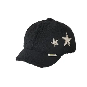 Berretto da baseball in pile nero per bambini con toppe a stella e morbido peluche