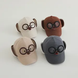 Pluche winter baseballpet voor baby's met berenoren en decoratieve bril voor