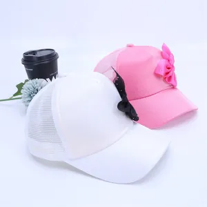 Detalle de la red transpirable y el lazo con perlas en la gorra de béisbol para niña