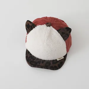 Détail de la casquette hiver bébé avec oreilles léopard et tissu matelassé chaud