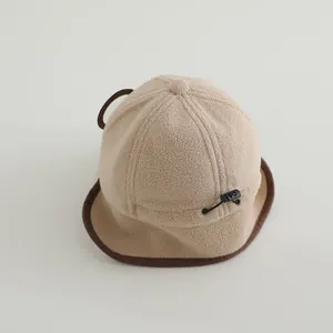 Detail van de beige fleece pilotenmuts voor peuters met trekkoord en decoratieve lus