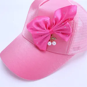 Gorra rosa para niña con lazo grande de satén, perlas y malla transpirable de verano