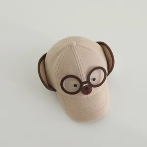 Detail van de beige fleece peutermuts met pilotenbril en warme oorflappen ontwerp