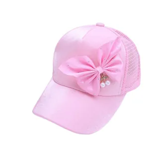 Gorra rosa para niñas con lazo grande y colgante de cereza con perlas brillantes