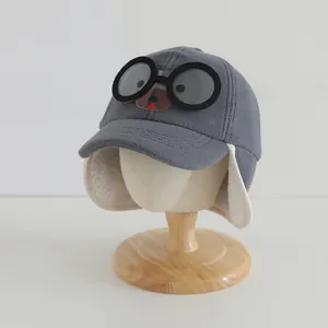 Detailweergave van de pilotenmuts voor kinderen met grijs fleece en zachte oorkleppen