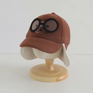 Detail van fleece pilotenmuts voor kinderen met bril en warme oorbeschermers