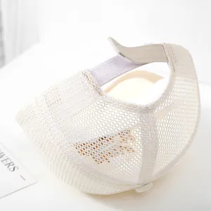 Ademende crème mesh baseballpet voor kinderen met verstelbare klittenband voor zomer