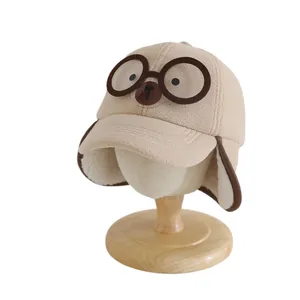 Beige fleece vliegeniersmuts voor peuters met bril en beer patch voor de winter