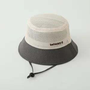 Détail du chapeau de pêcheur enfant en maille avec broderie et cordon réglable