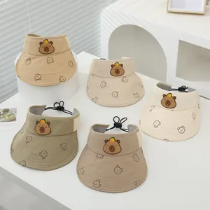 Dettaglio di cinque cappelli parasole capibara in toni terra con cinturini regolabili