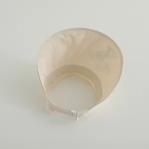 Detail der Sonnenblende mit Schweißband und verstellbarem Kunststoffverschluss