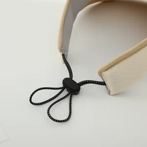 Dettaglio della corda elastica regolabile e tessuto crema traspirante sul cappello