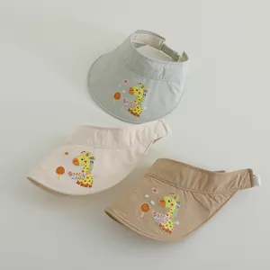 Detailansicht von schnelltrocknenden Kinder-Sonnenhüten mit niedlichen Giraffenmotiven