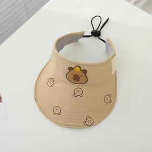 Dettaglio della visiera per neonati con stampa Capybara, fascia antisudore e cordino regolabile
