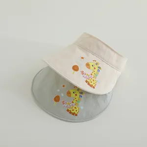 Detail von schnelltrocknenden Kinder-Sonnenvisieren mit Giraffenprint in Beige und Grau