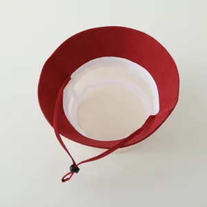 Vue détaillée de la doublure en maille respirante et de la mentonnière réglable du chapeau