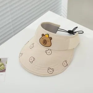 Dettaglio visiera beige per bambini con toppa Kapybara e tesa con protezione solare