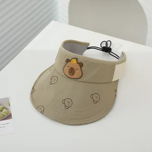 Dettaglio cappello a visiera kaki per bambini con toppa in gomma Capybara carina