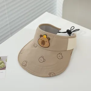 Dettaglio della visiera parasole kaki capybara con cordoncino regolabile